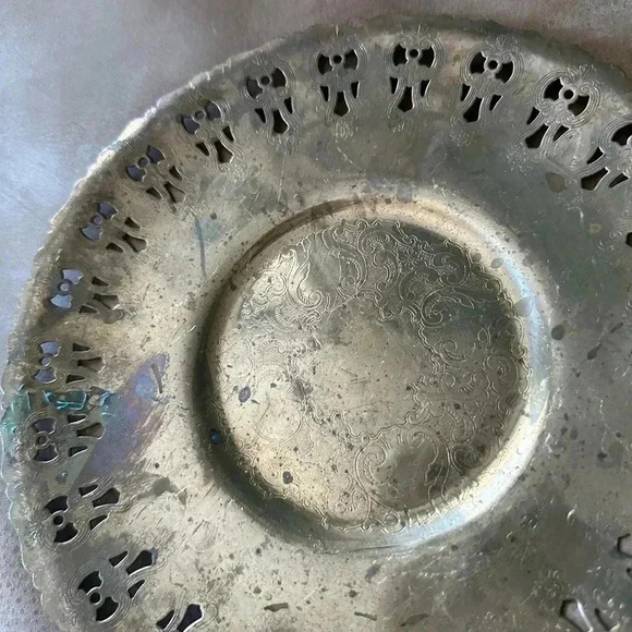 Vintage Brass Plate Decor With Beautiful Engravings Around 9” Around - Picture 8 of 8